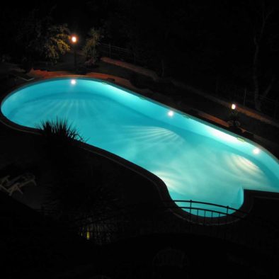 Piscina illuminata di notte